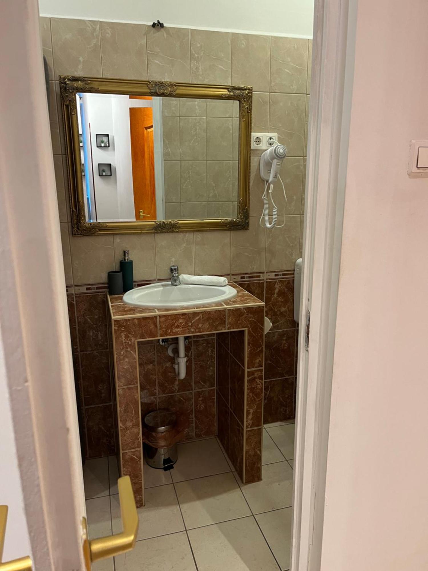 Millionrosesvintage Vaci Street Apartamento Budapeste